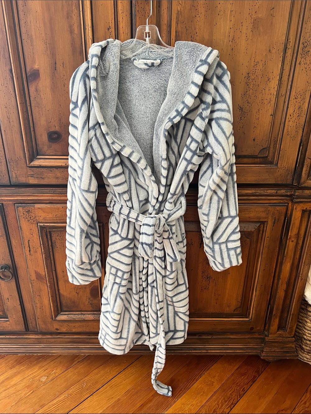 Vera Bradley Cozy Hooded Plush Bathrobe in Gray & White Geometric